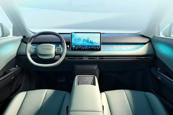 Bên trong mẫu xe này là không gian nội thất có thiết kế tối giản. Tại đây, xe được trang bị bảng đồng hồ kỹ thuật số 8,8 inch, cần số dạng cột đặt sau vô lăng hai chấu, màn hình cảm ứng trung tâm 12,8 inch, hệ thống âm thanh 6 loa và sạc điện thoại không dây 50 W.