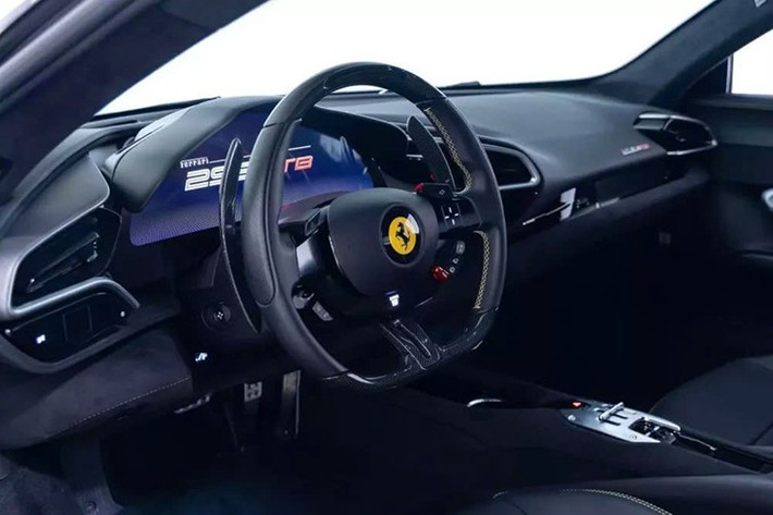 Bên dưới thân xe thanh lịch là công nghệ hybrid của Ferrari. Động cơ V6 tăng áp kép 3.0 lít của 296 GTB kết hợp với một động cơ điện duy nhất, tạo ra tổng công suất 818 mã lực và mô-men xoắn 546 pound-feet.