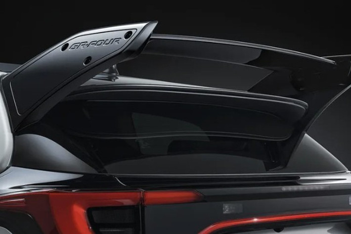 Một điểm đáng chú ý khác là cánh gió sau có thể điều chỉnh góc, hỗ trợ xe ổn định hơn ở tốc độ cao và hạn chế hiện tượng chao đảo khi phanh.