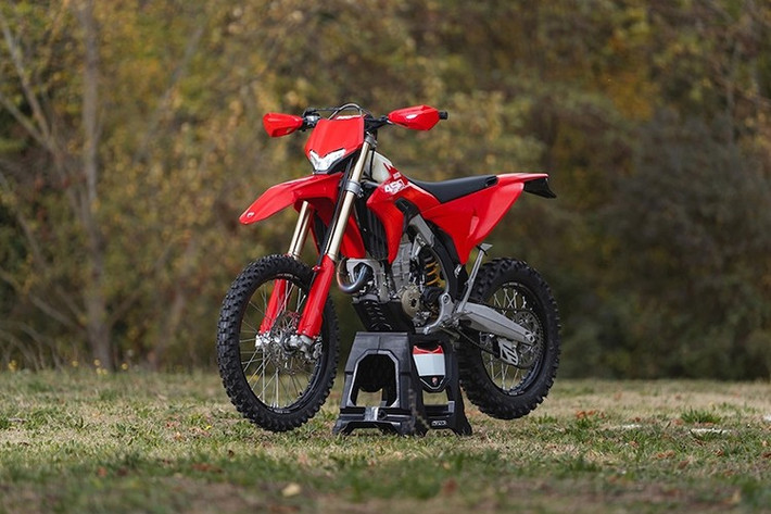 Chiếc xe môtô địa hình Ducati Desmo450 Enduro được các dân chơi "cào cào" mong đợi từ lâu hiện đã được xác nhận - mẫu enduro hợp pháp trên đường phố dự kiến ​​sẽ có mặt tại các phòng trưng bày từ tháng 7/2026.