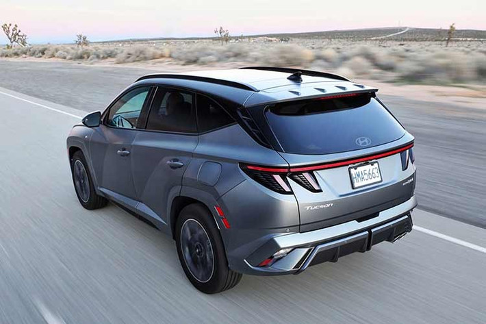 Về vận hành, Tucson 2026 cung cấp tùy chọn động cơ xăng 150PS, đi kèm hộp số sàn 6 cấp hoặc ly hợp kép 7 cấp. Bên cạnh đó là hệ truyền động hybrid công suất 239 PS kết hợp hộp số tự động 6 cấp.