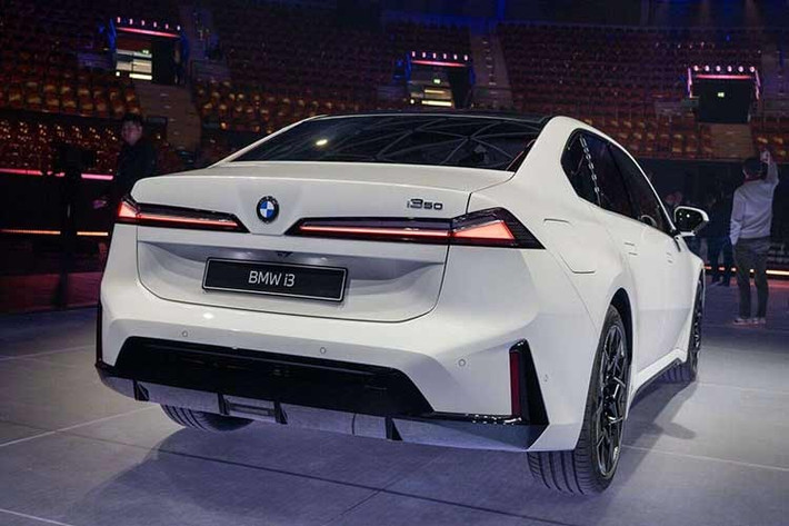 Ngoài ra, công nghệ phanh tái tạo năng lượng và tính năng “soft stop” giúp xe dừng mượt mà, nâng cao trải nghiệm vận hành. BMW i3 được trang bị gói Driving Assistant Plus với khả năng hỗ trợ lái bán tự động cấp độ 2. Hệ thống cho phép người lái tương tác linh hoạt, duy trì cảm giác kiểm soát – triết lý mà BMW gọi là “Symbiotic Drive”.