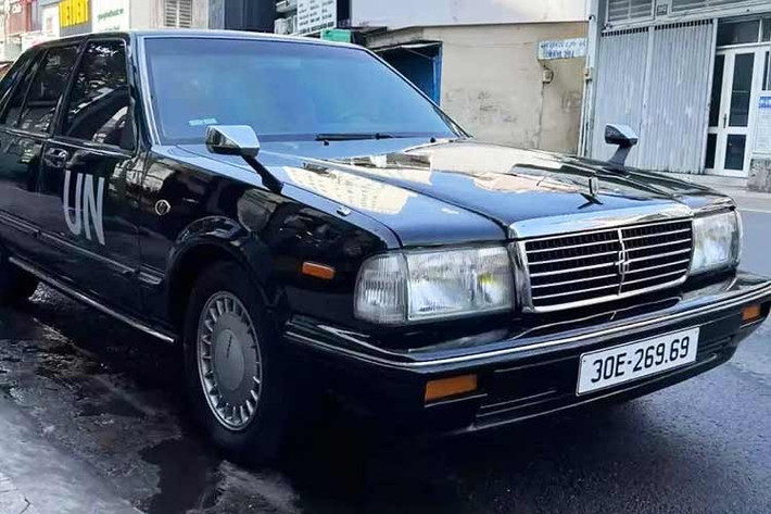 Nhiều người nghĩ với bộ sưu tập xe đồ sộ thì ông Đặng Lê Nguyên Vũ sẽ lái Bugatti Veyron, Porsche 918 Spyder, McLaren Senna, Ford GT... hay chí ít các siêu xe của Lamborghini, Ferrari, Aston Martin... nhưng "Qua" lại khá bình dị khi cầm lái 1 mẫu xe chỉ trăm triệu đồng như Nissan Cedric.