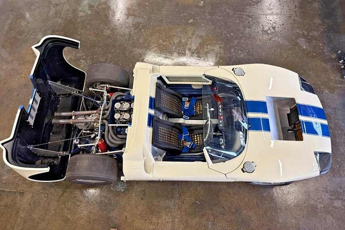 Ford đã bị bẽ mặt tại Le Mans năm 1965, nơi không một chiếc nào trong số 5 chiếc xe đua tham gia, tất cả đều sử dụng động cơ V8 289 cubic inch (4,7 lít) mượn từ Mustang, có thể hoàn thành trọn vẹn 24 giờ về đích.