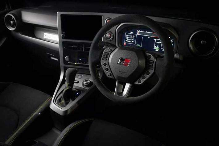 Bên trong khoang lái, GR Yaris Morizo RR được trang bị vô-lăng thiết kế riêng mang phong cách xe đua, bọc Alcantara, điểm nhấn màu vàng và tích hợp các nút điều khiển chức năng tuỳ chỉnh. Cụm đồng hồ kỹ thuật số cũng được thiết kế lại riêng biệt cho phiên bản này, tăng tính cá nhân hóa và thể thao.