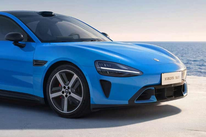 Sự thay đổi trên cho phép tốc độ sạc bằng bộ sạc nhanh DC nhanh hơn đáng kể. Xiaomi cho biết xe có thể chạy 670 km chỉ trong 15 phút sạc thay vì 510 km như trước. Phạm vi hoạt động cũng được cải thiện lên mức 720 km ở bản Standard (trước đây là 700 km) và 835 km ở bản Max (trước đây 800 km).