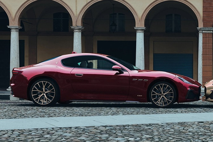 Maserati GranTurismo Meccanica Lirica mang tông màu sơn đỏ Rosso Velluto độc quyền, mô phỏng theo lớp rèm nhung của nhà hát opera Teatro Comunale Modena Pavarotti-Freni.