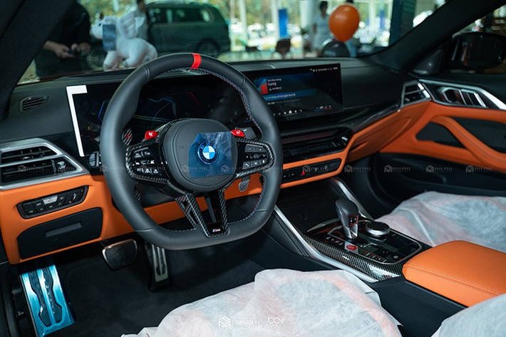 Bước vào bên trong BMW M4 thế hệ mới, khách hàng còn tìm thấy ghế bọc da Merino mới, lần đầu tiên có tính năng làm mát. Trong khi đó, ghế M Carbon với thiết kế ôm lấy thân người ngồi là trang bị tùy chọn, nhẹ hơn 9,5 kg so với loại tiêu chuẩn và đi kèm logo tên xe có thể phát sáng.