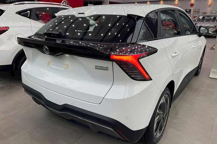 MG4 vốn nằm trong phân khúc xe cỡ B ở thị trường Việt Nam. Tuy nhiên, với giá bán thực tế 620 triệu đồng, xe chỉ ngang ngửa một số mẫu SUV hạng A như Kia Sonet và Suzuki Fronx. Đây hiện cũng là một trong những mẫu xe điện được ưu đãi "đậm sâu" nhất tại Việt Nam hiện nay.