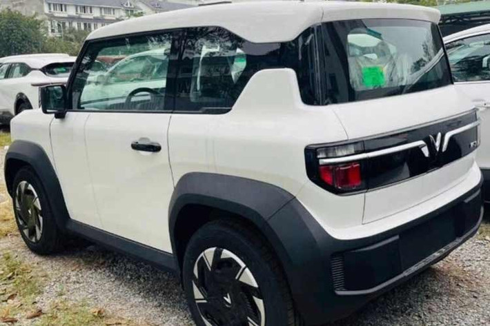 Cung cấp sức mạnh cho VinFast VF3 Plus vẫn là động cơ điện có công suất 40 mã lực và mô-men xoắn 110Nm, cho phép đạt tốc độ tối đa 100km/h – con số lý tưởng cho nhu cầu đi lại hằng ngày. Khối pin LFP dung lượng 18,64kWh cung cấp quãng đường di chuyển khoảng 215km cho mỗi lần sạc đầy.