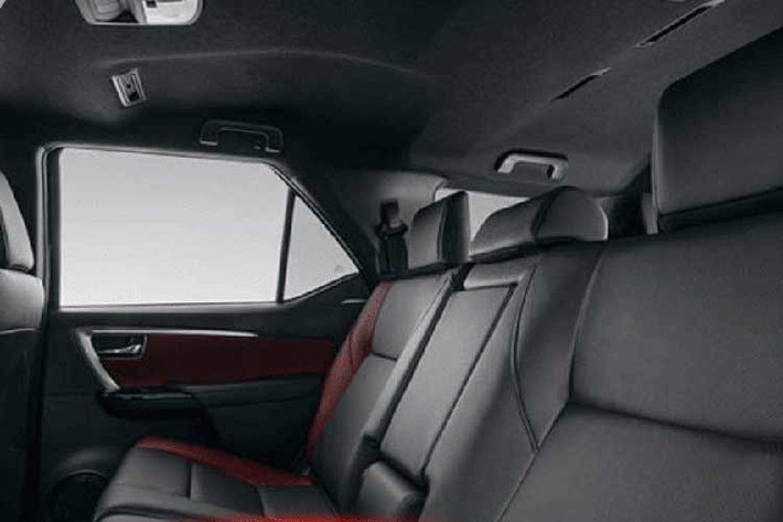 Ngoài ra, gói hỗ trợ lái Toyota Safety Sense thế hệ mới được dự đoán sẽ trở thành trang bị tiêu chuẩn trên nhiều phiên bản, nâng cao đáng kể yếu tố an toàn. Dự đoán, phiên bản GR Sport nhiều khả năng vẫn sẽ được Toyota duy trì trên Fortuner thế hệ mới.