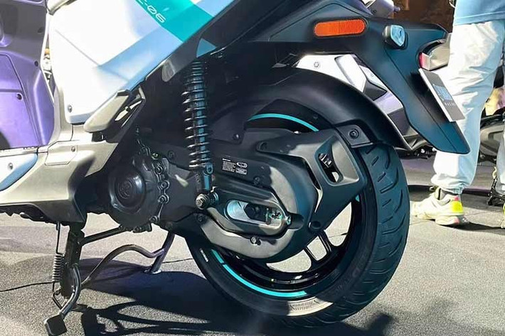 Hệ thống treo của xe sử dụng phuộc ống lồng phía trước và lò xo cuộn phía sau để đảm bảo sự êm ái. Khả năng an toàn được chú trọng với trang bị phanh đĩa 200 mm cho cả hai bánh, kết hợp cùng hệ thống phanh kết hợp giúp tối ưu lực dừng và duy trì sự ổn định khi xử lý tình huống bất ngờ.