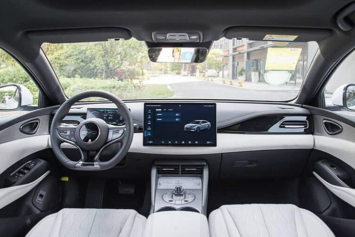 Khoang cabin theo chủ đề “Ocean Family”, tập trung vào các bề mặt cong mềm và tông màu hiện đại. Xe được trang bị màn hình trung tâm 15.6 inch cỡ lớn xoay dọc, cụm đồng hồ kỹ thuật số LCD phía sau vô-lăng, cụm điều khiển trung tâm dạng tròn, đi kèm cần số lẫy nhỏ gọn đặt nổi và các phím chức năng bố trí thông minh.