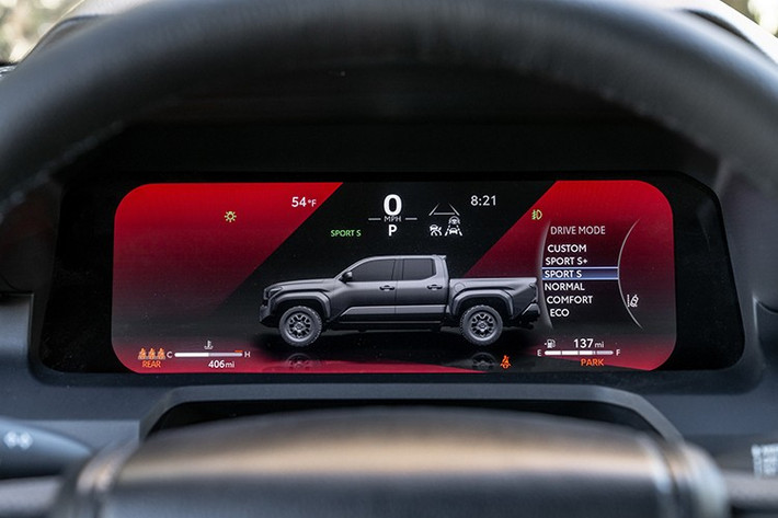 Phiên bản mạnh mẽ hơn, SR5, vẫn giữ nguyên như trước, giống như TRD PreRunner và TRD Sport. Ngược lại, phiên bản TRD Off-Road lại là một câu chuyện khác vì về mặt hình ảnh, xe được cải thiện hơn một chút với logo phía trước màu đen và bánh xe TRD 18 inch kết hợp với lốp địa hình Goodyear 32 inch.