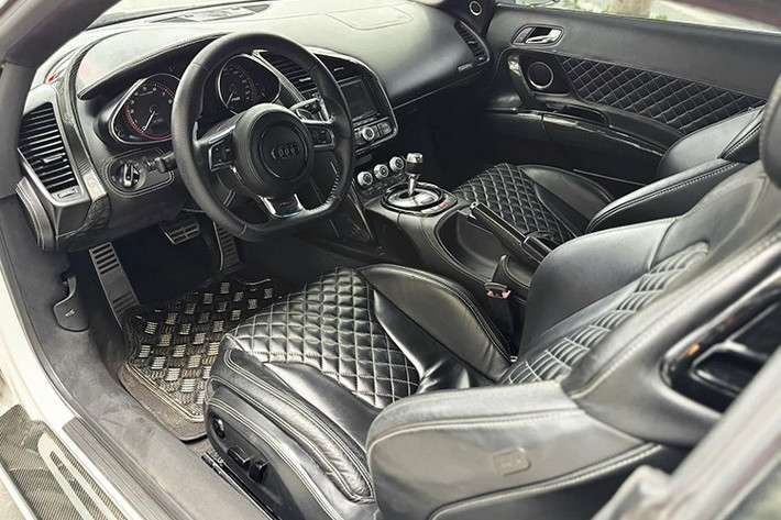 Các hốc gió trước được mở rộng ra vừa mang đến ngoại hình hiếu chiến cũng như mang đến khí động học tốt hơn cho siêu xe Audi R8 độ body kit Regula này.