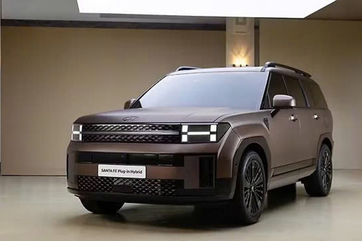 So với thế hệ trước, Hyundai SantaFe Hybrid 2025 mới được cải thiện đáng kể về kích thước. Xe có chiều dài đạt 4.830 mm, rộng 1.900 mm, cao 1.770 mm và trục cơ sở kéo dài 2.815 mm. Khoảng sáng gầm xe ở mức 177 mm cùng bình nhiên liệu 67 lít.