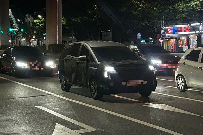 Tuy nhiên về cơ bản, phần đầu xe của Hyundai Stargazer thế hệ mới đã vuông vức hơn và với cụm lưới tản nhiệt chịu ảnh hưởng từ mẫu SUV cỡ lớn Palisade. Ngoài ra, hãng xe Hàn cũng hé lộ nội thất của Stargazer mới tập trung vào tính thực tế và sự thoải mái dành cho gia đình .