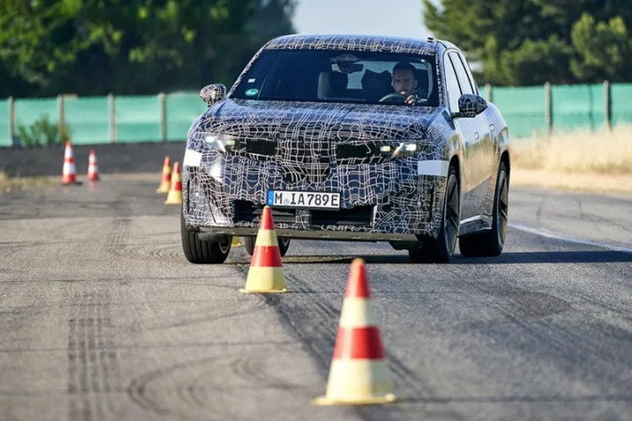 Mà hình HUD 3D nổi phía trên, màn hình trung tâm dùng công nghệ chiếu sáng nền matrix blacklight, và vô-lăng Shy-Tech với các nút bấm phát sáng và phản hồi xúc giác khi kích hoạt chức năng.