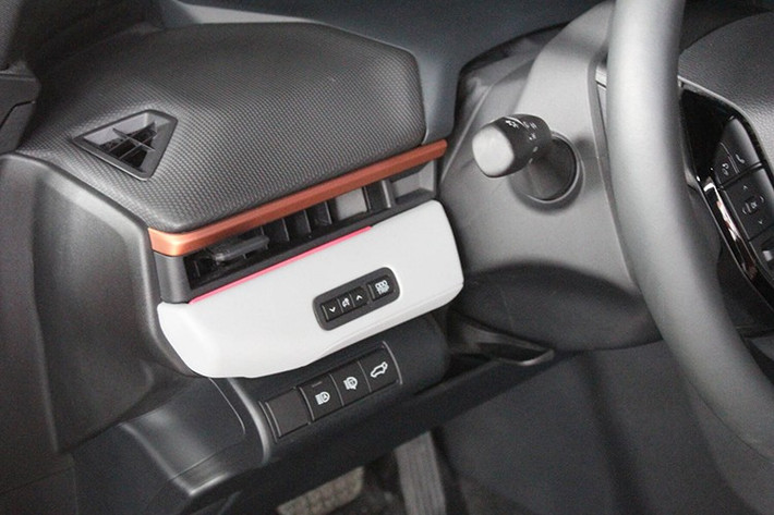 Ghế trước có sưởi, ghế lái chỉnh điện 10 hướng, vô lăng bọc da, điều hòa tự động 2 vùng và hệ thống đèn viền nội thất là những điểm nhấn đáng chú ý. Xe cũng có chìa khóa kỹ thuật số và hệ thống âm thanh 6 loa tiêu chuẩn.