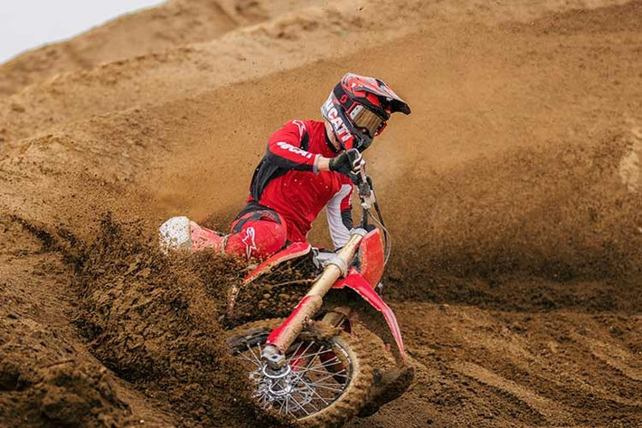 Hệ thống được lập trình để chỉ can thiệp khi thực sự cần thiết, qua đó hạn chế tối đa việc ảnh hưởng đến hiệu suất vận hành trong các tình huống tăng tốc mạnh hoặc khi xe thực hiện các cú nhảy trên đường đua. Tại thị trường Ấn Độ, Desmo450 MX được niêm yết từ 1.723.600 rupee (khoảng 491 triệu đồng). Dự đoán mẫu xe này sẽ về Việt Nam cuối năm nay.