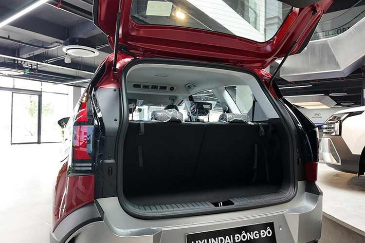 Hyundai Stargazer 2026 được trang bị các tính năng như cảnh báo điểm mù, cảnh báo va chạm phía trước, cảnh báo lệch làn và hỗ trợ giữ làn, cảnh báo phương tiện cắt ngang phía sau, cùng đèn pha tự động thích ứng. Phiên bản facelift cũng được bổ sung ga tự động thích ứng, thay cho ga tự động tiêu chuẩn trên bản cũ.