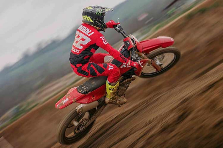 Hệ thống này cho phép kiểm soát chính xác hoạt động đóng mở xu-páp, từ đó mang lại dải công suất rộng hơn, mô-men xoắn mạnh mẽ ở dải tua thấp và trung bình, đồng thời duy trì hiệu năng ổn định ở vòng tua cao. Theo công bố của hãng, động cơ sản sinh 63,5 mã lực tại 9.400 vòng/phút và 53,5 Nm mô-men xoắn tại 7.500 vòng/phút, đi kèm hộp số 5 cấp tích hợp quickshift cho thao tác lên số.