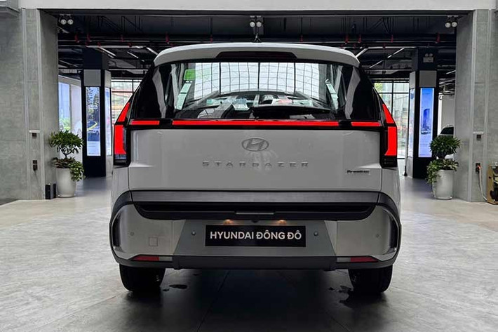 Hiện tại, Hyundai Thành Công chưa đưa ra thông tin chính thức về thời điểm ra mắt Stargazer 2026 tại Việt Nam. Tuy nhiên, việc xe liên tục lộ diện trong nước cho thấy ngày giới thiệu có thể vào cuối tháng 3 này hoặc đầu tháng 4 tới. Xe dự kiến được phân phối với 3 phiên bản: Tiêu chuẩn, Đặc biệt và Cao cấp, giá dự kiến lần lượt 489 triệu đồng, 579 triệu đồng và 609 triệu đồng.