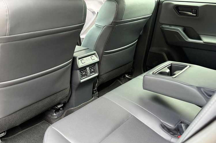 Bệ điều khiển trung tâm được thiết kế gọn gàng, với hệ thống nút bấm vuông vức thay thế cho cần số truyền thống và hai núm xoay như đời trước. Hệ thống cổng sạc USB-C công suất 45W và nhiều hộc chứa tiện dụng cũng xuất hiện ở phía trước.