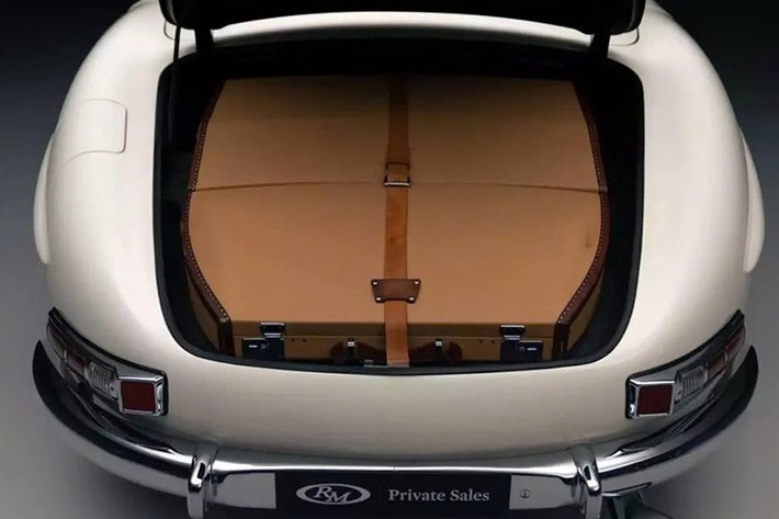 Động cơ M198 sản sinh công suất 190 mã lực dưới nắp ca-pô được thiết kế tinh xảo, sản sinh công suất 212 mã lựcvà mô-men xoắn 144 pound-feet (196 Nm), truyền xuống mặt đất thông qua hộp số sàn 4 cấp. Nghe có vẻ không đáng kể so với tiêu chuẩn ngày nay, nhưng đó là những chiếc xe đỉnh cao nhất của thời đại.