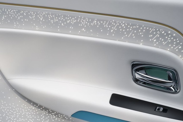 Chiếc Spectre đầu tiên trong bộ sưu tập Primavera mang tên Evanescent. Vẻ đẹp mong manh của mùa xuân chính là ý tưởng cho tên gọi “Evanescent”, phản ánh sự đến và đi tuy ngắn ngủi nhưng vô cùng rực rỡ của thời khắc giao mùa. Thiết kế của chiếc xe lấy cảm hứng từ các loài hoa dại mọc tự nhiên, phủ khắp cánh đồng và rừng cây khi xuân về mang đến những gam màu tươi sáng.