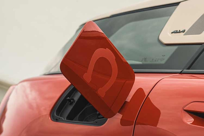 Một chiếc chìa khóa tùy chỉnh được dập nổi hình bóng con ngựa lửa càng cá nhân hóa trải nghiệm sở hữu, đảm bảo mỗi hành trình đều bắt đầu với lời nhắc nhở về cá tính độc đáo của chiếc MINI Countryman S Fiery Stallion Edition.