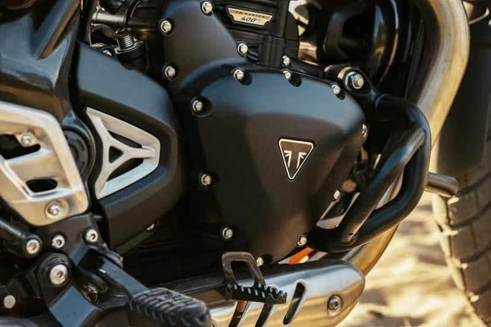 ABS hai kênh là trang bị tiêu chuẩn trên Triumph Scrambler 400 XC 2026, hệ thống phanh đảm bảo khả năng kiểm soát ổn định trong các tình huống phanh khẩn cấp trên nhiều điều kiện mặt đường khác nhau.