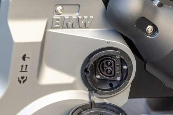 Bộ pin lithium-ion dung lượng 3,92 kWh mang lại phạm vi hoạt động công bố khoảng 108 km, phù hợp với nhu cầu đi lại hằng ngày của đa số người dùng đô thị. Ở phiên bản Highline, thời gian sạc tiêu chuẩn từ 0-100% vào khoảng 3 giờ 30 phút.