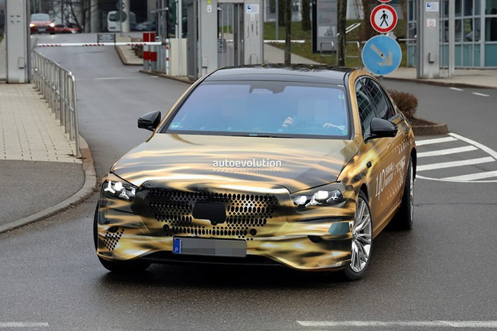 Hãng sản xuất xe hơi hạng sang và Momenta, đối tác ADAS của họ tại Trung Quốc, mới đây đã tiết lộ kế hoạch triển khai dịch vụ xe đưa đón tự lái sử dụng dòng xe Mercedes-Benz S-Class mới. Giai đoạn thử nghiệm đang diễn ra ngay bây giờ cùng với đối tác địa phương Lumo trên các tuyến đường ở Abu Dhabi.