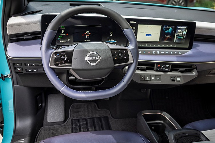 Đỉnh cao là bản Platinum+ với cửa sổ trời toàn cảnh có thể chuyển từ trong suốt sang mờ chỉ bằng một nút bấm. Ngoài ra, bản này còn có màn hình hiển thị thông tin kính lái HUD, hệ thống đèn viền nội thất đa sắc, cảm biến đá cốp và dàn âm thanh Bose 10 loa. Toàn bộ dải sản phẩm đều được trang bị đầy đủ gói hỗ trợ lái xe nâng cao ADAS.