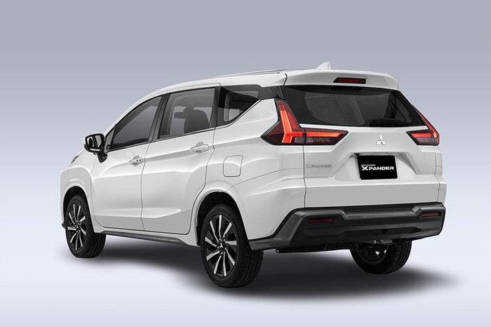Mitsubishi Xpander 2025 thế hệ mới mang phong cách crossover thanh thoát, trong khi Xpander Cross 2025 lại đậm chất SUV với lưới tản nhiệt hình thang khỏe khoắn và các chi tiết ốp bảo vệ kích thước lớn.