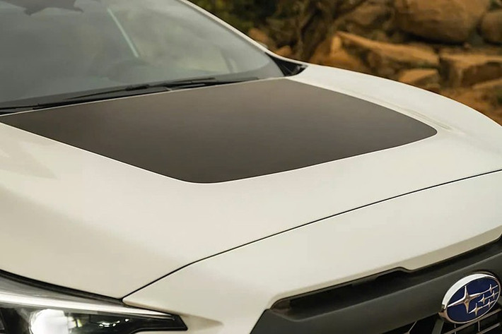 Xe sở hữu lưới tản nhiệt đen mờ, decal nắp capo, cụm đèn trước sau làm tối màu và bộ chắn bùn kèm logo Wilderness phía sau. Mâm xe hợp kim 17 inch đi kèm lốp địa hình Toyo Open Country A/T III, nổi bật với dòng chữ trắng trên hông lốp.