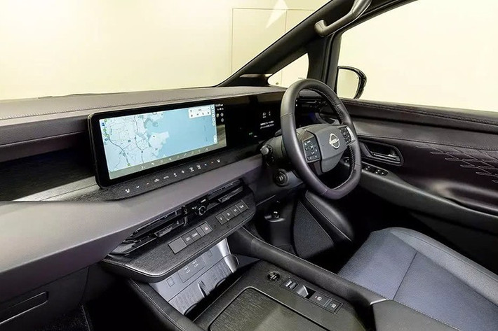 Thêm vào đó là hai màn hình 14,3 inch ở phía trước và màn hình giải trí riêng dành cho hành khách phía sau. Đèn viền nội thất 64 màu, cửa gió trung tâm đặt thấp tích hợp camera và cửa gió hai bên được bố trí cao cũng được trang bị cho mẫu MPV cỡ lớn này.