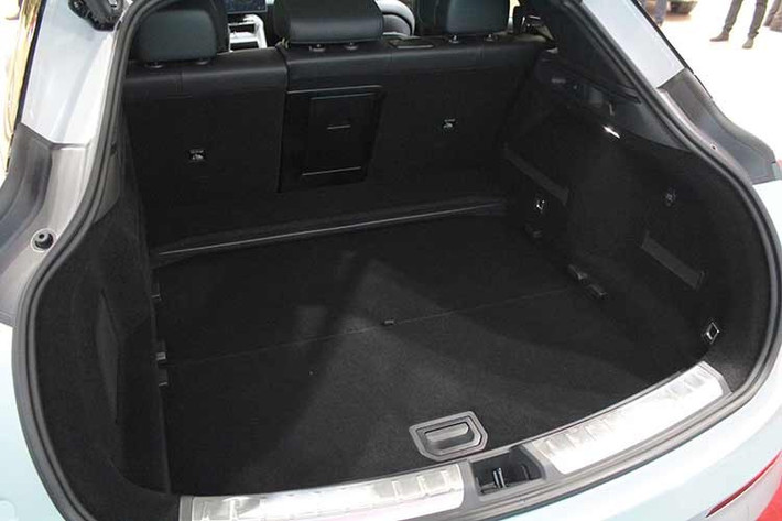 Zeekr cung cấp mẫu 7GT với ba phiên bản: bản tiêu chuẩn Core dẫn động cầu sau, bản Long Range dẫn động cầu sau và bản Privilege dẫn động bốn bánh. Phiên bản Privilege cao cấp nhất có công suất 637 mã lực. Trong khi đó, các phiên bản dẫn động cầu sau sẽ có công suất 421 mã lực. Zeekr tự hào về sản phẩm mới nhất của mình với hiệu năng phấn khích, khả năng phản hồi cực kỳ nhạy bén và hệ thống phanh chuyên nghiệp, và những con số đã chứng minh điều đó.