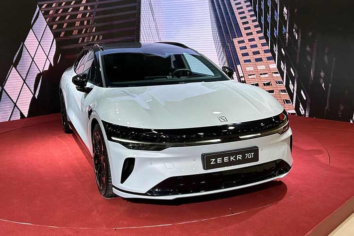 Zeekr vừa ra mắt mẫu xe 7GT hoàn toàn mới tại Triển lãm Ô tô Brussels ở Bỉ, cho thấy rõ ý định chinh phục thị trường xe điện châu Âu. Nhà sản xuất ô tô Trung Quốc này đã bắt đầu nhận đặt hàng. Mẫu xe điện này có giá khởi điểm 45.990 euro, tương đương 53.555 USD (khoảng hơn 1,39 tỷ đồng).