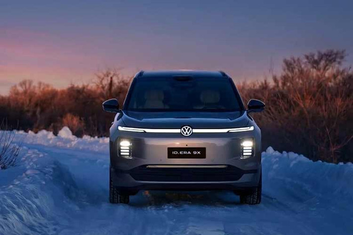 Bản cao cấp nhất vẫn dùng pin 65,2 kWh nhưng bổ sung mô-tơ điện thứ hai, nâng tổng công suất lên 510 mã lực. Trọng lượng của bản này tăng lên 2.700 kg và phạm vi di chuyển giảm nhẹ còn 321 km.