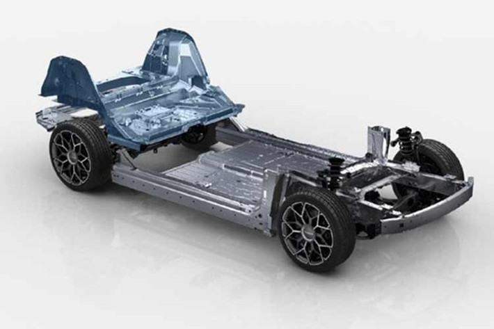 Xe có thể tăng tốc từ 0 đến 62 mph (0 đến 100 km/h) chỉ trong 3,3 giây và đạt tốc độ tối đa 130 mph (210 km/h). Phiên bản RWD GT có thể tăng tốc từ 0 đến 62 mph trong 5,3 giây, vẫn thuộc hàng xe thể thao. Zeekr đã phát triển một màn hình hiển thị thông tin trên kính chắn gió (Head-Up Display) thực tế ảo tăng cường khổng lồ 35 inch, hoạt động cùng với cụm đồng hồ kỹ thuật số 13.0 inch, cung cấp các thông tin lái xe cần thiết.