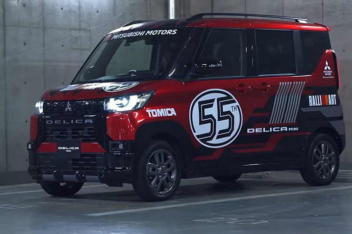 Phiên bản kỷ niệm 55 năm Delica Mini TOMICA ﻿Tomica là một trong những nhà sản xuất đồ chơi nổi tiếng nhất Nhật Bản, và không có gì ngạc nhiên khi Mitsubishi đã hợp tác với họ. Được mô tả là một chiếc xe "lấy cảm hứng từ xe đua rally", chiếc Delica Mini này được tạo ra như một phần của lễ kỷ niệm 55 năm thành lập Tomica, diễn ra vào năm 2025 (Tomica được thành lập năm 1970). Tomica cung cấp mô hình tỷ lệ 1:57 của chiếc xe concept này.