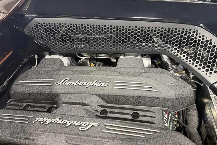 Động cơ plug-in hybrid trên Revuelto kết hợp giữa máy xăng 6.5 V12, công suất 814 mã lực và 3 môtơ điện, công suất 187 mã lực, giúp công suất tổng của mẫu siêu xe là 1.001 mã lực, mô-men xoắn 1.062 Nm. Cung cấp điện cho môtơ là pin lithium-ion 3,8 kWh.