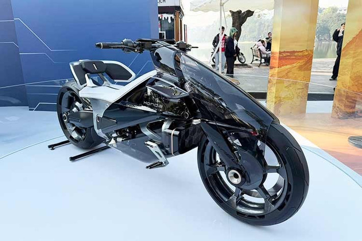 Tại sự kiện Honda Onward - Mở lối tương lai xanh diễn ra tại Hà Nội ngày 10/1 vừa qua, Honda Việt Nam đã giới thiệu mẫu xe môtô Honda EV Outlier Concept với thiết kế đậm chất tương lai, thể hiện định hướng phát triển xe hai bánh chạy điện trong dài hạn, hướng tới thời kỳ sau năm 2030.