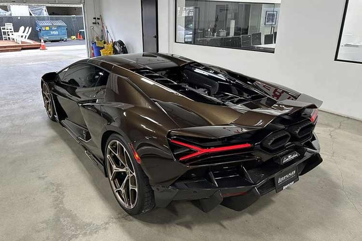 Mô tơ điện trên Revuelto có nhiệm vụ hỗ trợ khả năng tăng tốc, cải thiện cảm giác lái. Vì pin nhỏ, chưa tới 4 "số điện" nên tầm hoạt động ở chế độ thuần điện tối đa chỉ 10 km (chuẩn WLTP). Xe có hộp số 8 cấp ly hợp kép, truyền động 4 bánh, thời gian tăng tốc 0-100 km/h là 2,5 giây.