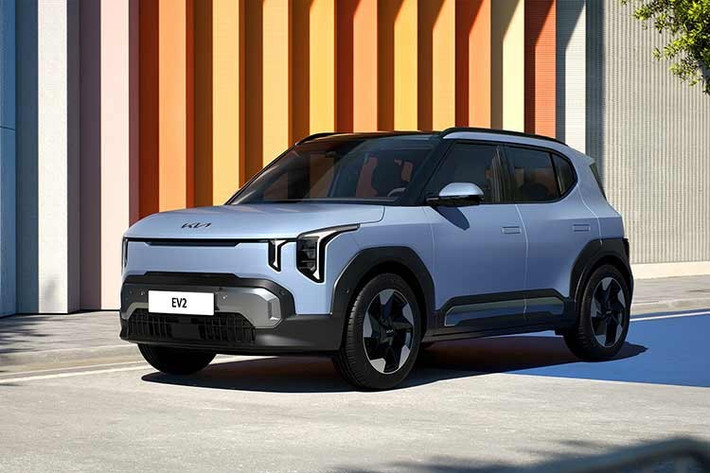 Thế giới SUV điện đang ngày càng chật chội, nhưng điều đó cũng không ngăn được Kia tung ra một mẫu xe mới, đó là EV2 2026 mới. Xe đã ra mắt tại Triển lãm Ô tô Brussels 2025 hiện đang diễn ra tại Bỉ cùng với các phiên bản hiệu năng cao GT của EV3, EV4 và EV5.