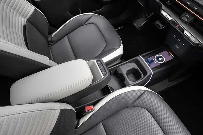 Tại thị trường châu Âu, Kia EV2 có hai tùy chọn pin với mức công suất khác nhau. Phiên bản pin 42,2 kWh kết hợp với mô-tơ điện mạnh 145 mã lực, sẽ bán ngay từ mùa xuân năm nay. Phiên bản này sở hữu phạm vi hoạt động tối đa khoảng 317 km, phù hợp với người chủ yếu đi trong thành phố.