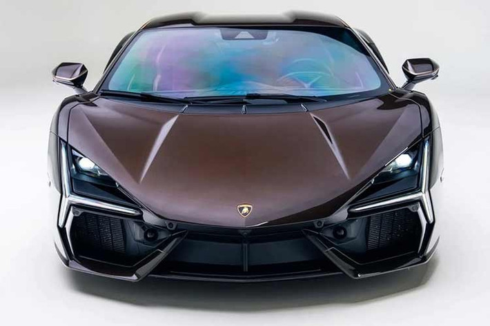 Đây là một trong những chiếc Revuelto được trang bị đầy đủ nhất mà tôi từng thấy và đối với người mua phù hợp, nó xứng đáng với từng đồng tiền bỏ ra. Đầu tiên, siêu xe Lamborghini Revuelto 2025 này đi kèm với gói trang trí ngoại thất cao cấp màu đen bóng.