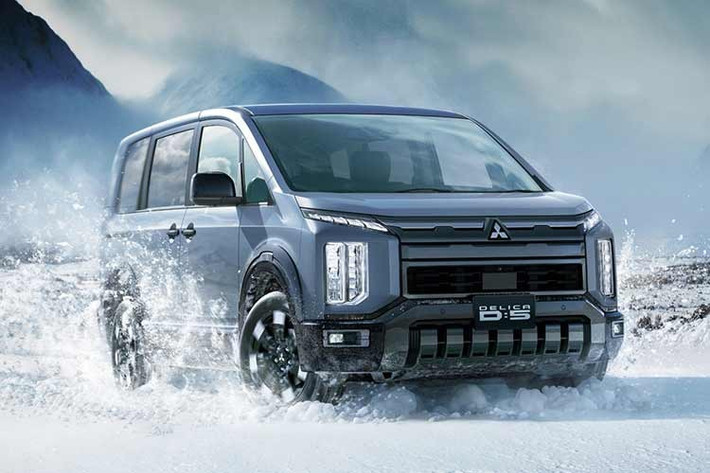 Delica D:5 Phong cách phiêu lưu hoang dã ﻿Wild Adventure là phiên bản được tinh chỉnh của concept Ultimate Gear. Và không giống như phiên bản sau, nó được trang bị các phụ kiện chính hãng của Mitsubishi. Xe có giá nóc phẳng, chắn bùn lớn và tấm chắn gầm phía sau bằng thép không gỉ. Nó không hề "hoang dã", nhưng trông rất mạnh mẽ .